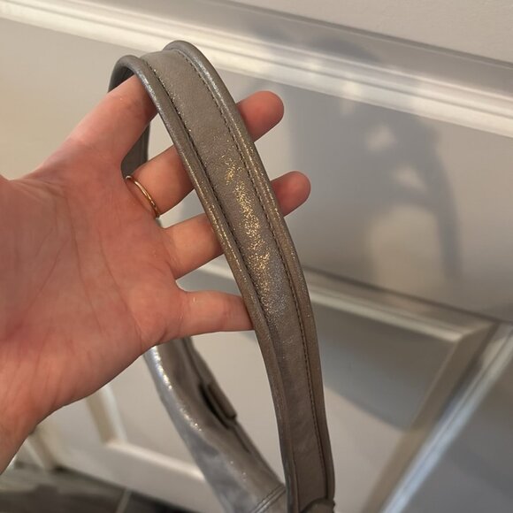 Authentic Coach Poppy Silver Leather Layla Shoulder Bag Y2K - Picture 8 of 9